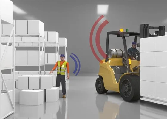 Hệ thống cảnh báo xe nâng tích hợp màn hình giám sát và camera AI trong cabin